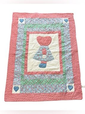 Vintage Britannica Sun Bonnet Sue Wall Hanging or Crib Quilt 28” x 38”